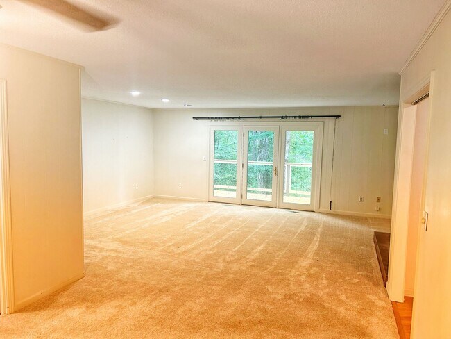 Building Photo - Five bedroom home on one acre of land loca...