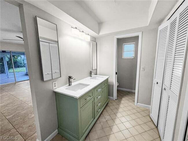 Building Photo - 206 SE 46th Ter