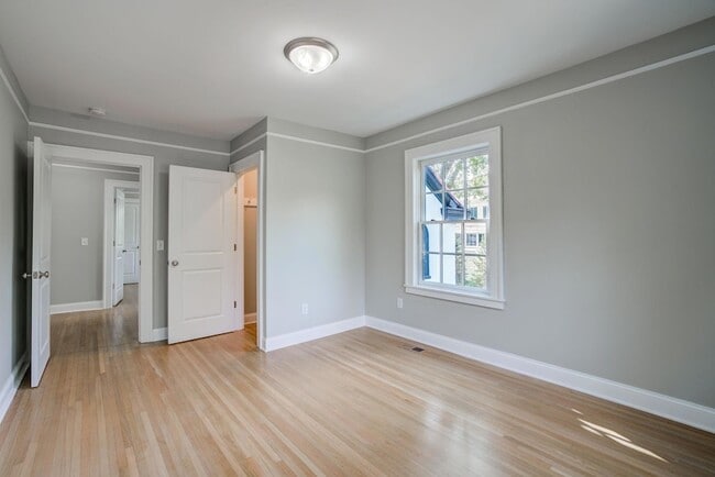 Building Photo - 2056 Summit Ave