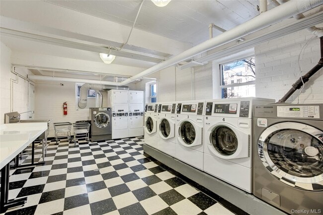 Building Photo - 105-24 64th Rd