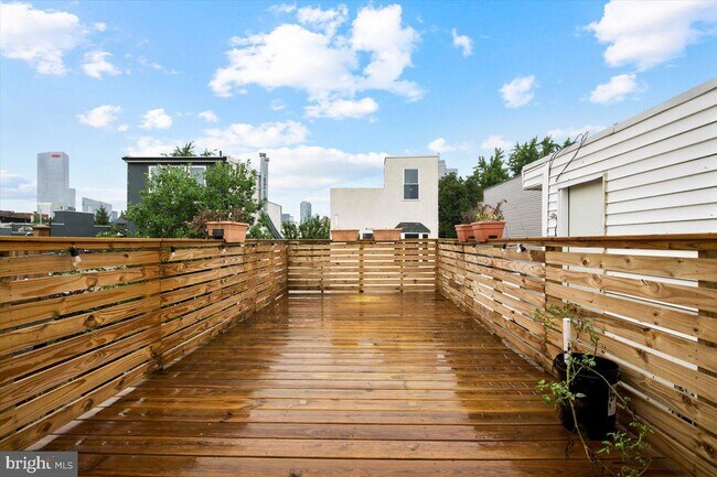 Building Photo - 2029 Bainbridge St