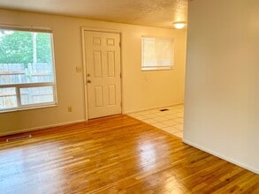 Building Photo - Three Bedroom Gem in Salt Lake City; Clean...