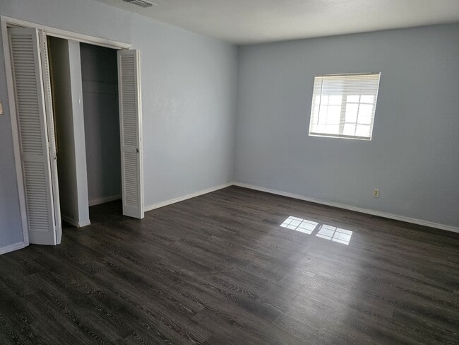 Building Photo - 404 S Spruce Ave