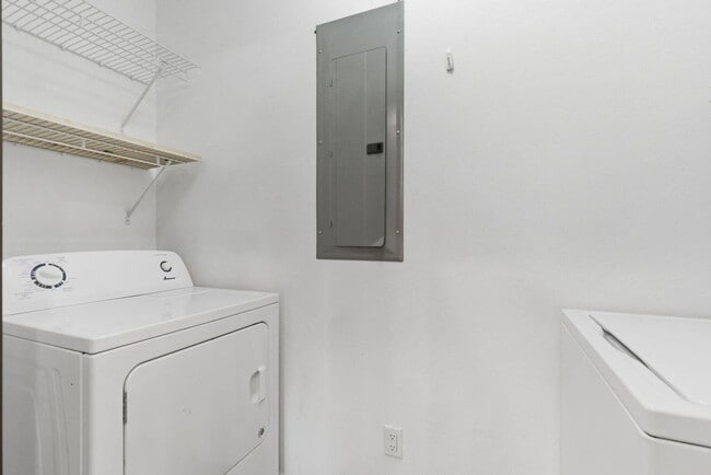 Building Photo - Updated 4-bedroom, 2-bath home in the Rountree neighborhood