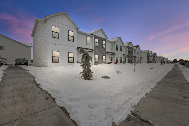 Building Photo - 4 Bed 2.5 Bath END UNIT in AMMON, IDAHO