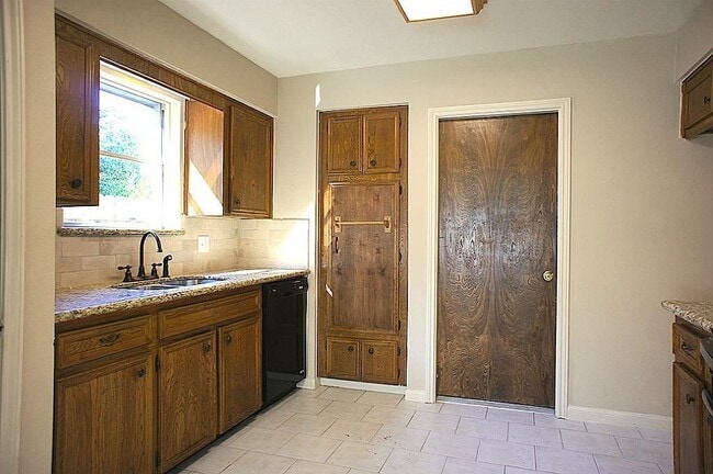 Building Photo - 2618 Tinechester Dr