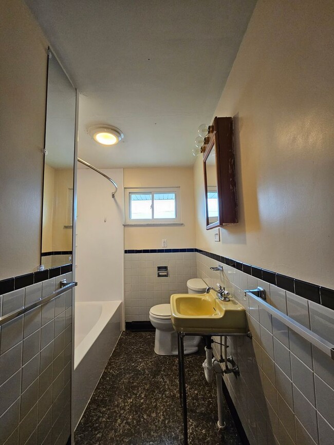 Building Photo - 3 bed/1.5 bath house near Sabraton
