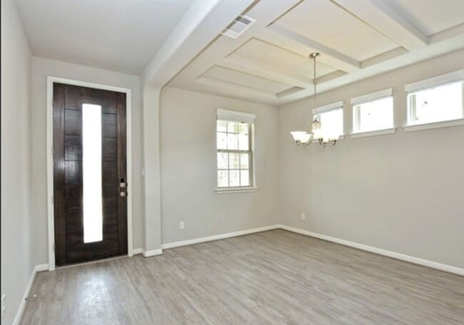 Building Photo - GORGEOUS 4BR 2.5 BATH WITH LOTS OF NEIGHBO...