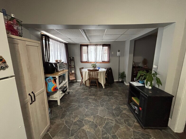 Building Photo - 6 Forest Pl