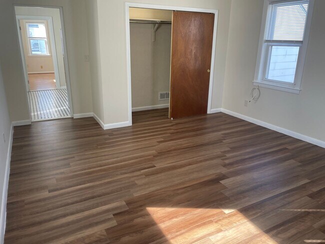 Building Photo - 8 Bells Ct