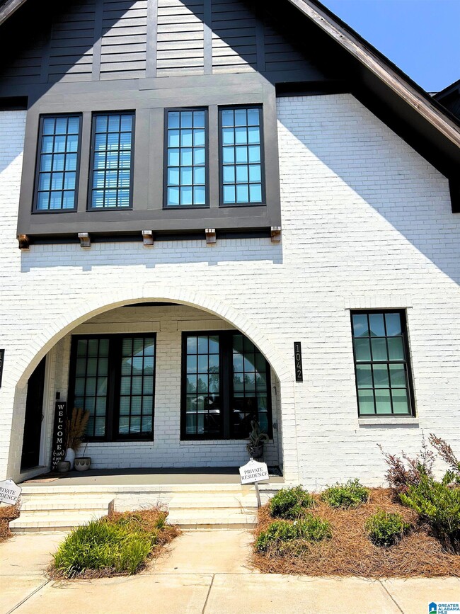 Building Photo - 1042 Windsor Dr