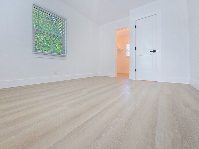 Building Photo - 1035 15th Ave S