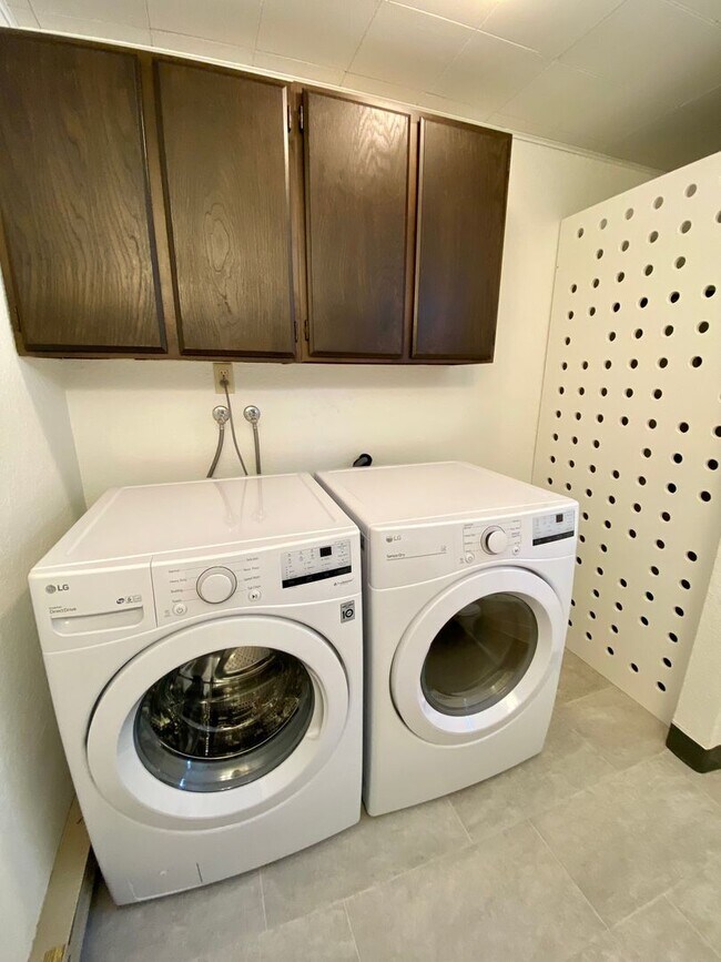 Building Photo - BF1211