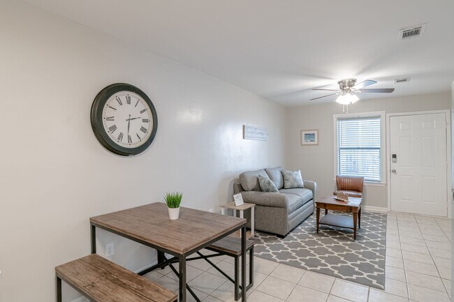 Building Photo - Centrally Located 1 Bed/1 Bath Coastal Condo
