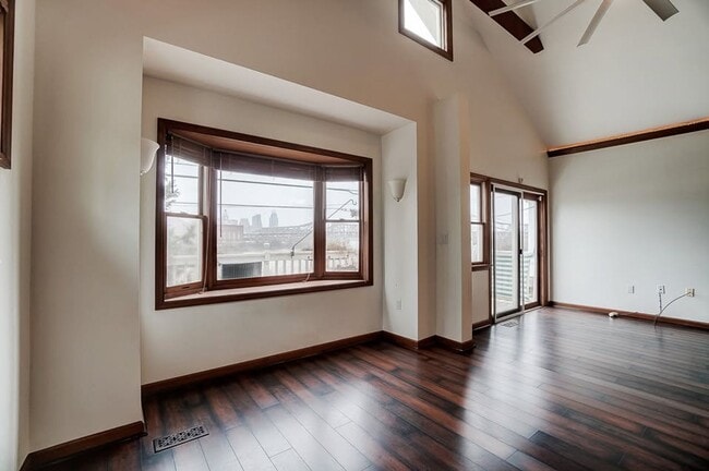 Building Photo - One Bedroom Loft in Covington!!