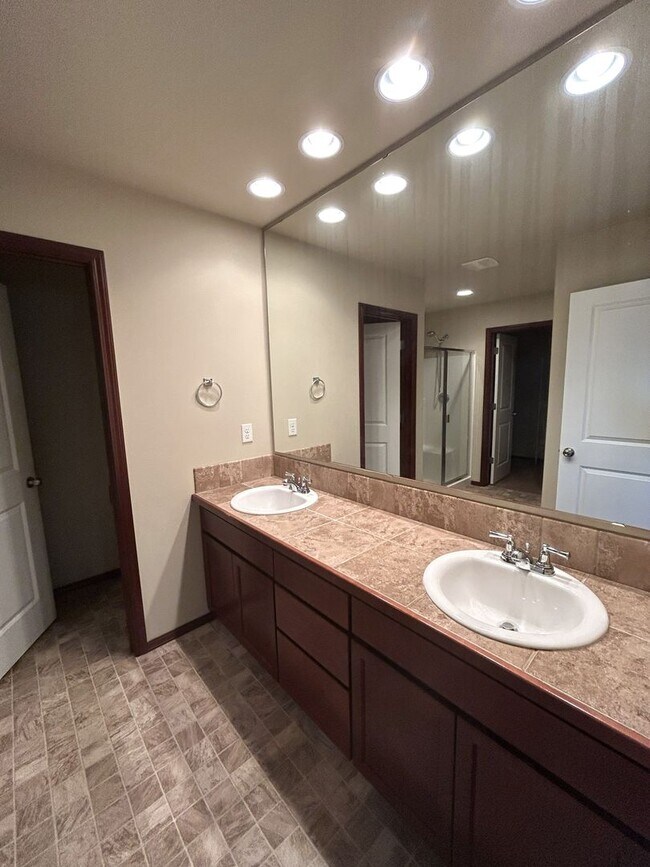 Building Photo - Spacious 4 bedroom 2.5 bath in Arlington with RV Parking