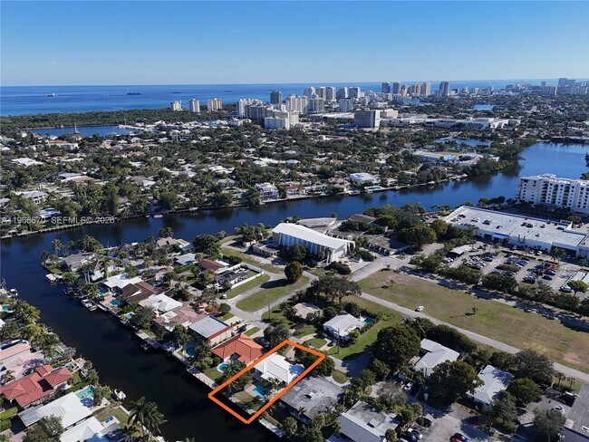 Building Photo - 2031 NE 14th Ct