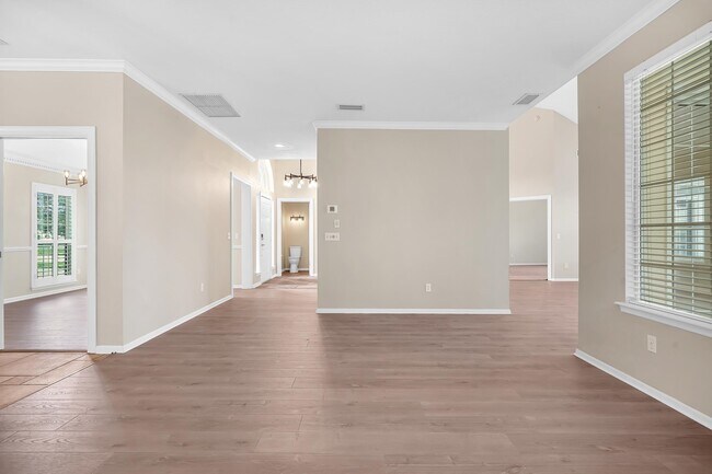 Building Photo - 506 Lakeway Dr