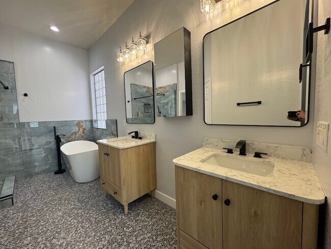 Building Photo - BEAUTIFUL 4 BEDROOM 2 BATHROOM HOME IN PHO...