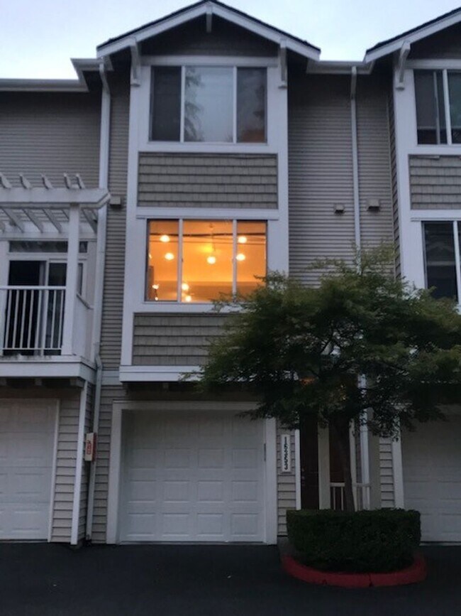 Building Photo - Beautiful remodeled 3 Story Townhome Pre-Leasing, Available now!