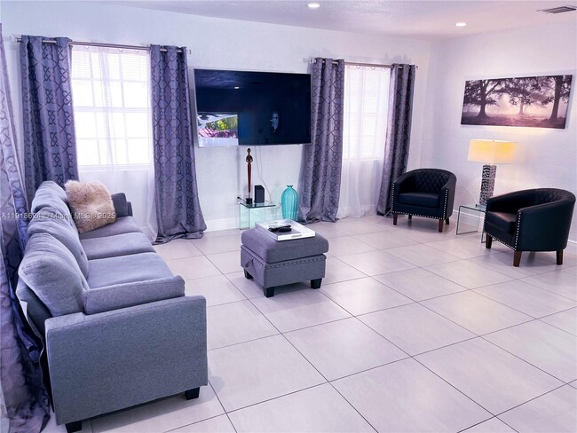 Building Photo - 4420 NW 30th Ct