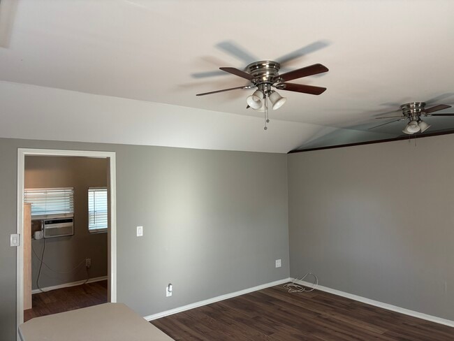 Building Photo - 1042 5th St