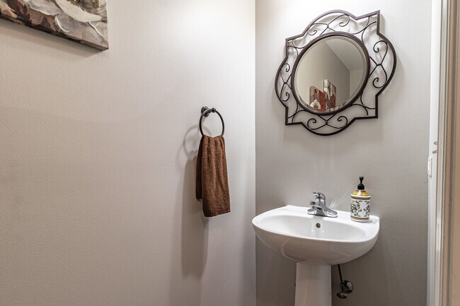 Building Photo - 1858 Crenshaw Cir