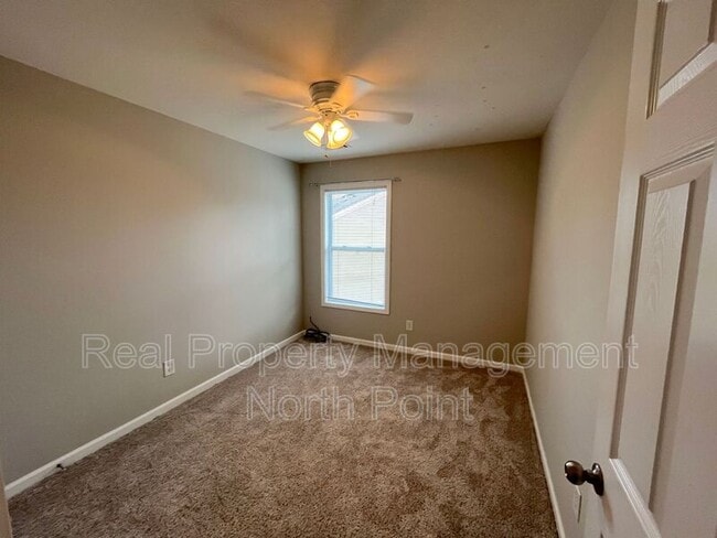 Building Photo - 2048 Lakeshore Overlook Dr