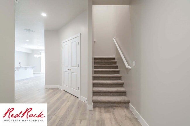 Building Photo - Modern 4-Bed Townhome in Hurricane Heights