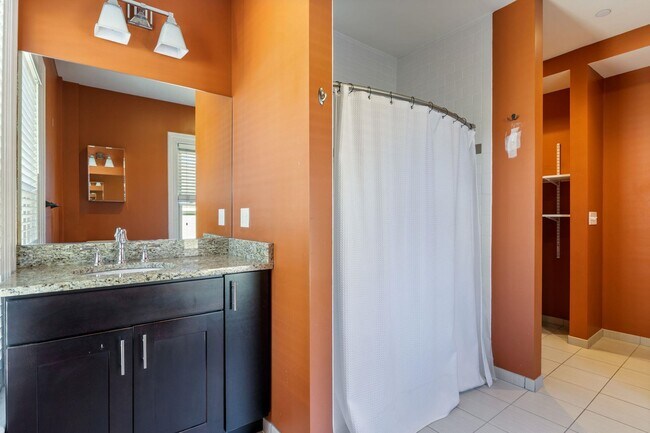 Building Photo - 303 Islington St