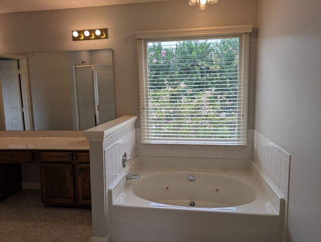Building Photo - Beautiful home located on a cul-de-sac  in...