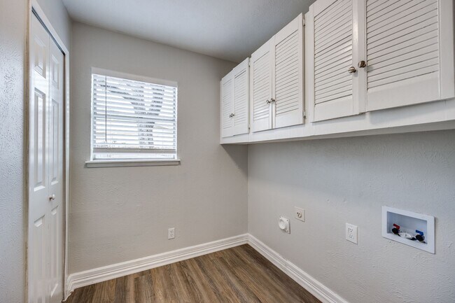 Building Photo - Spacious 4BD Home with Stunning Landscape ...