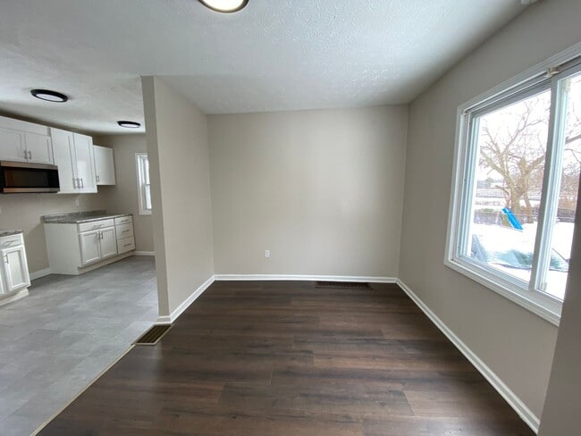 Building Photo - Spacious, Fully Updated 3BR/2BA on a Quiet Dead-End Street