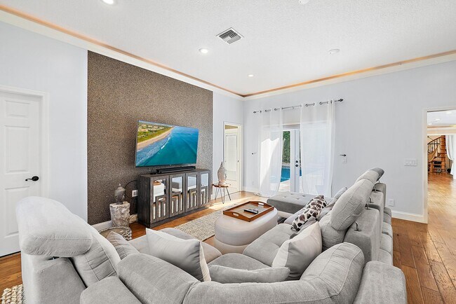 Building Photo - 542 N Cypress Dr