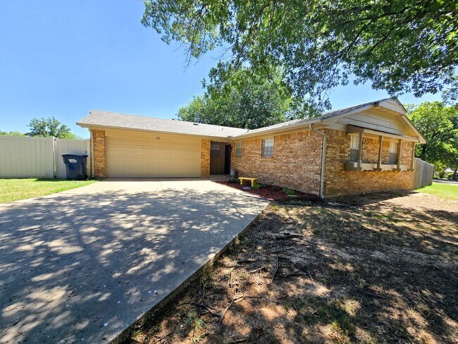 Primary Photo - 3 Bed 2 Bath 2 Car Garage in Shawnee!