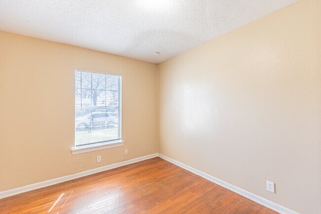 Building Photo - 215 Legion Dr W