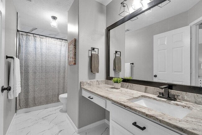 Building Photo - 3002 E Lake Falls Cir
