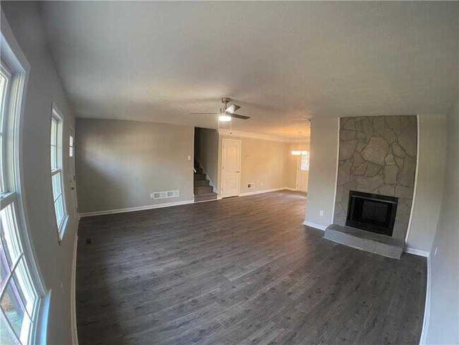 Building Photo - Fantastic 4bd/2ba home! Coming soon!