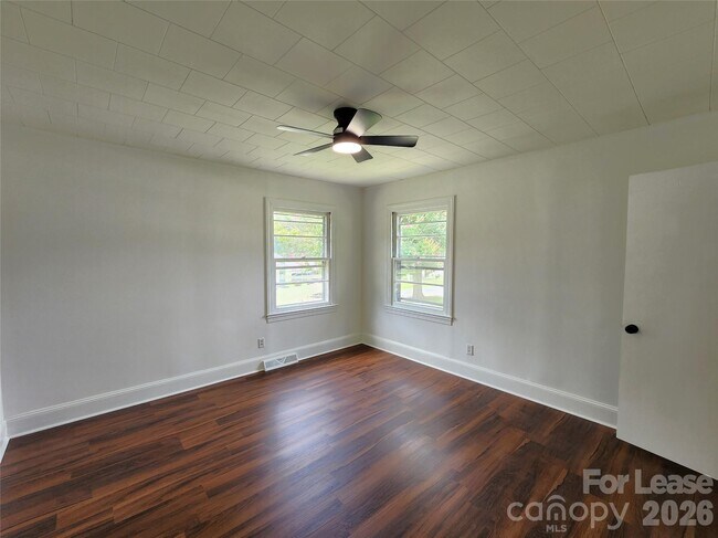 Building Photo - 1208 N Juniper Ave