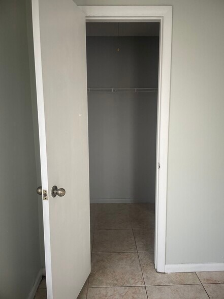 Building Photo - 1637 Barbarie Ln