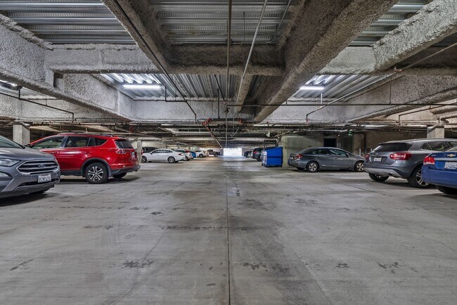 Building Photo - Amazing 2 Bed Condo in Noho!
