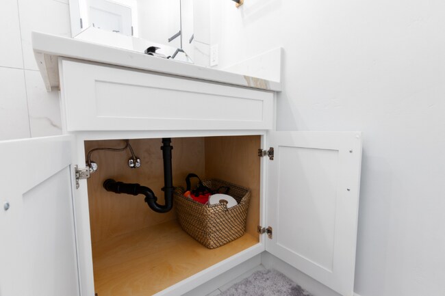 Building Photo - 3950 Marlesta Dr