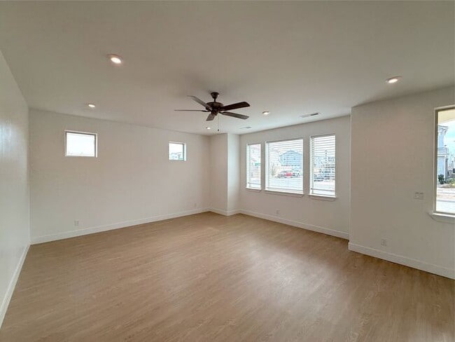 Building Photo - Desert Color Condo 3 bd, 2.5 bt, Extra Large 2 Car Garage Home