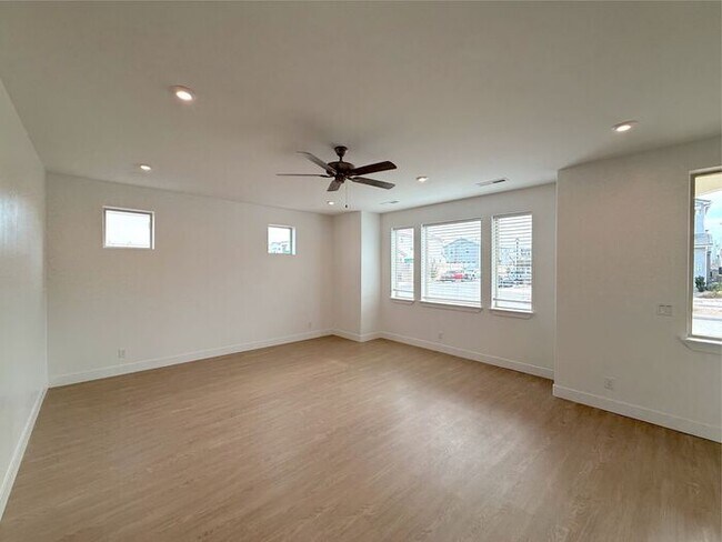 Building Photo - Desert Color Home 3 bd, 2.5 bt, Extra Large 2 Car Garage Home