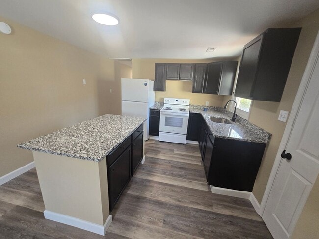 Building Photo - DUPLEX - Remodeled 2 BR in Petersburg