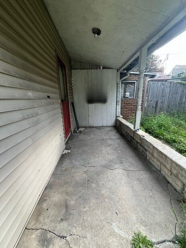 Building Photo - 4 Bedroom 1 Bath