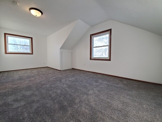 Building Photo - 2004-16 1/2 16 1/2 St NW