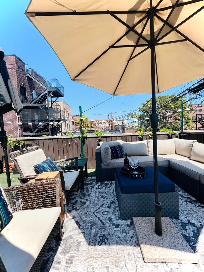 Rooftop deck - 1525 N Maplewood Ave