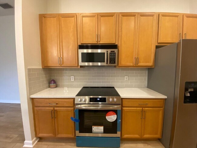 Building Photo - Your Dream Home Awaits! 5 bedroom 3 bath Single Family HOME!!