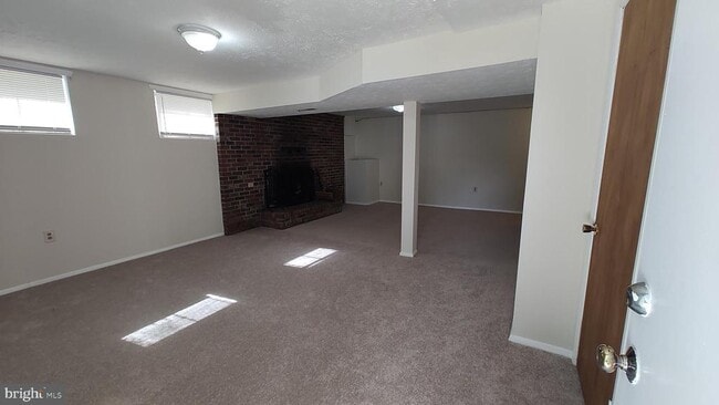 Building Photo - 8638 Saxon Cir